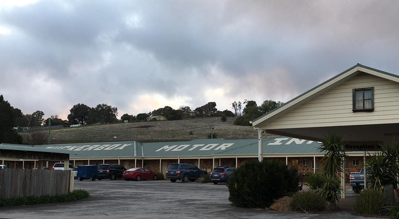 Tuckerbox Motor Inn กันดาไก ภายนอก รูปภาพ